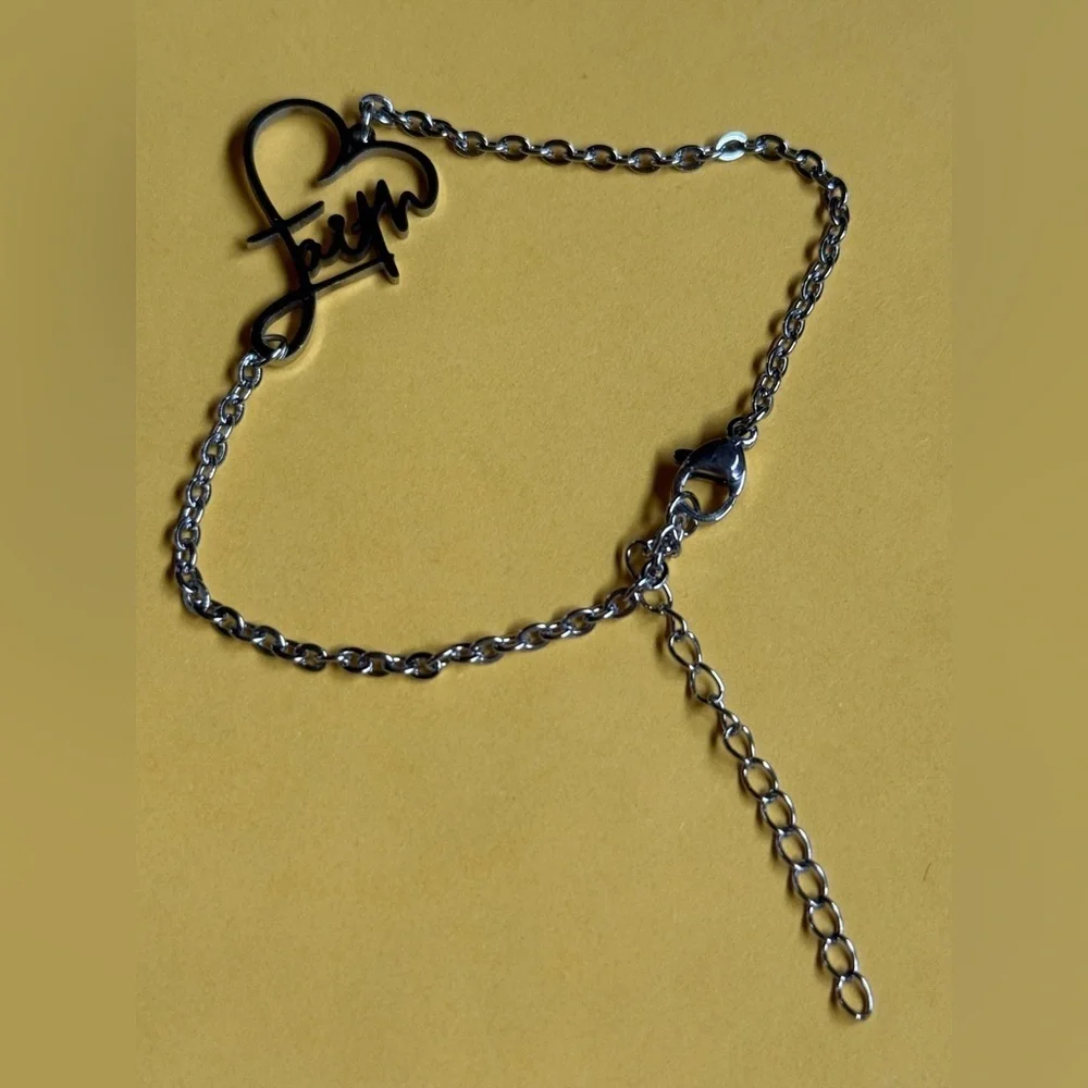 Stylish Silver Chain Bracelet with Heart Accent - Picture 3 of 3